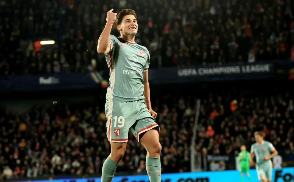 El jugador del Atlético de Madrid Julian Alvarez celebra un gol durante el partido de la UEFA Champions League que ha jugado Sprta de Praga. Foto: EFE