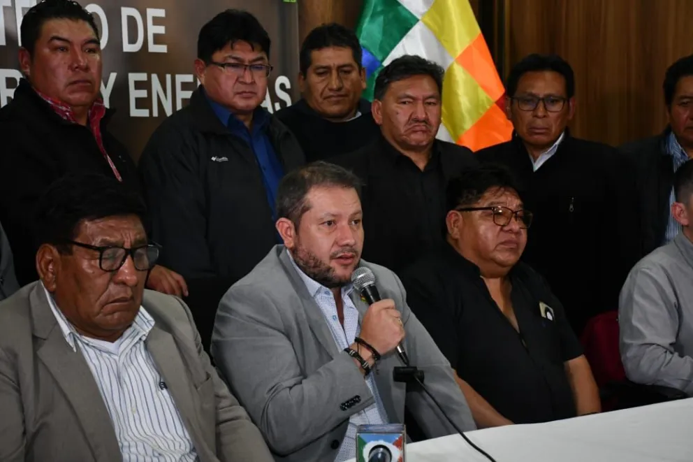Alejandro Gallardo, ministro de Hidrocarburos, brinda conferencia de prensa, tras la reunión con los transportistas del sector público. Foto: APG