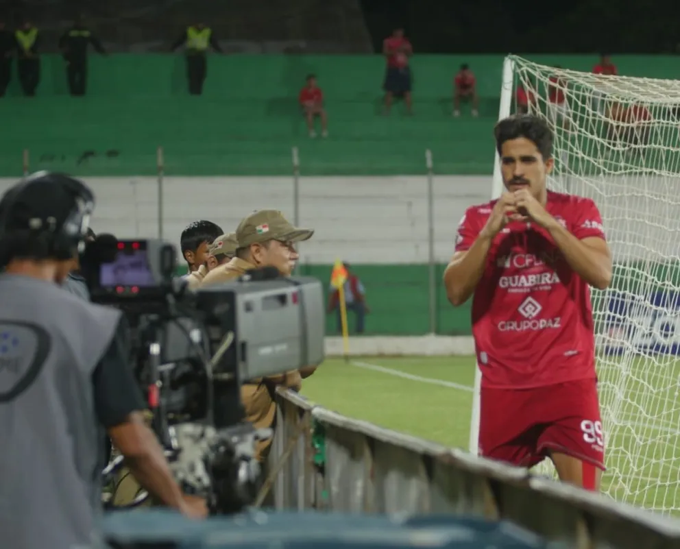 Pedro Cabral y la dedicatoria de su gol para que se vea en televisión. Foto: APG