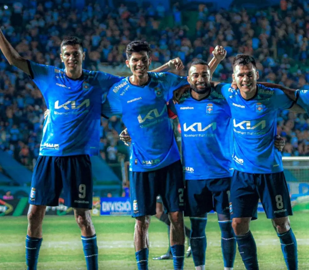 Los jugadores de Blooming celebran la conquista de Gómez. Foto: CB
