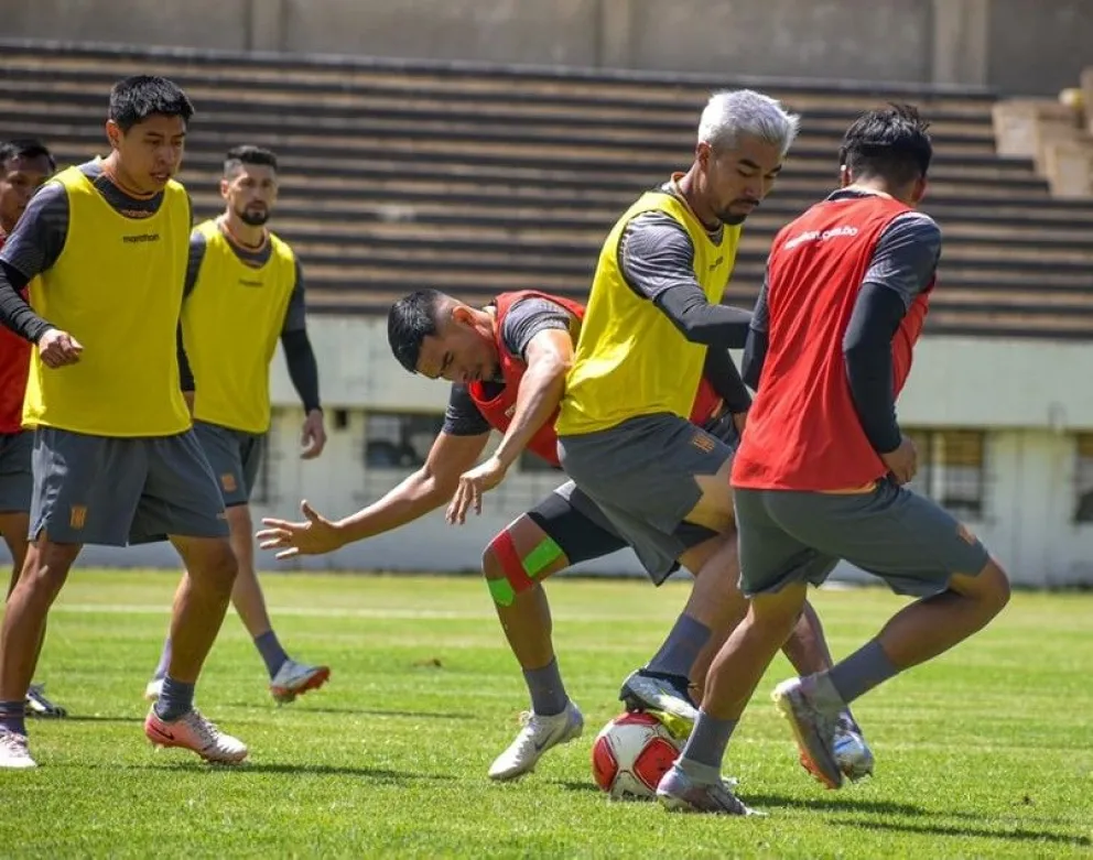 Víctor Cuéllar (centro) domina la pelota marcado por Álvaro Quiroga y otro compañero. El Tigre quedó listo para el cotejo con Always. Foto: club The Strongest