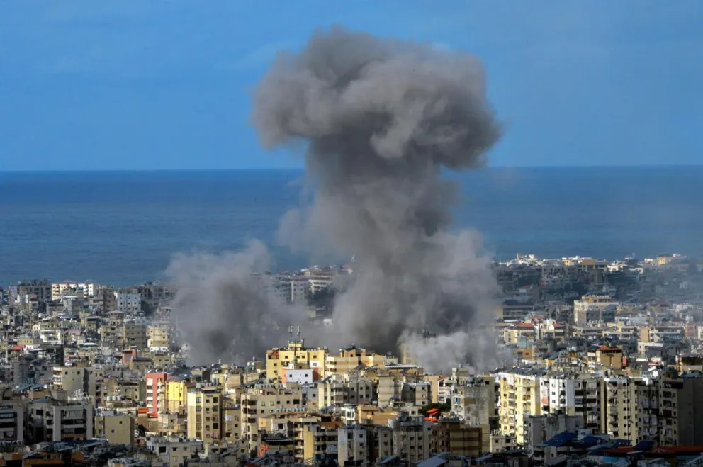 Humo tras un ataque aéreo israelí en el distrito de Dahieh, en el sur de Beirut. Foto: EFE