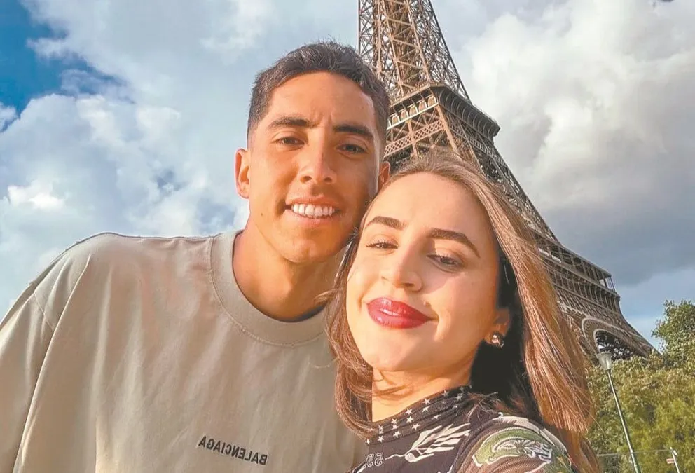 Murkel junto a su pareja Sophia Auza, delante de la Torre Eiffel. Foto: Murkel Dellien.