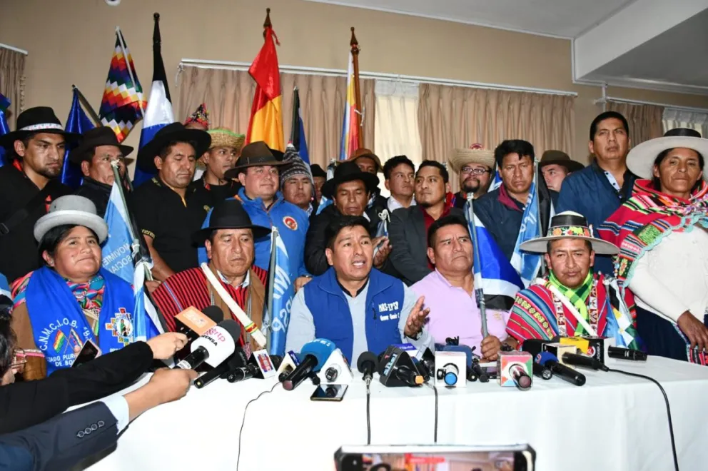 Grover García con dirigentes del "pacto de unidad" en el pronunciamiento de este miércoles. Foto: APG