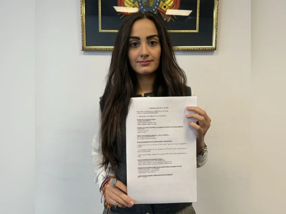 Luisa Nayar con el documento que presentó ante la CIDH. Foto: @luisanayars