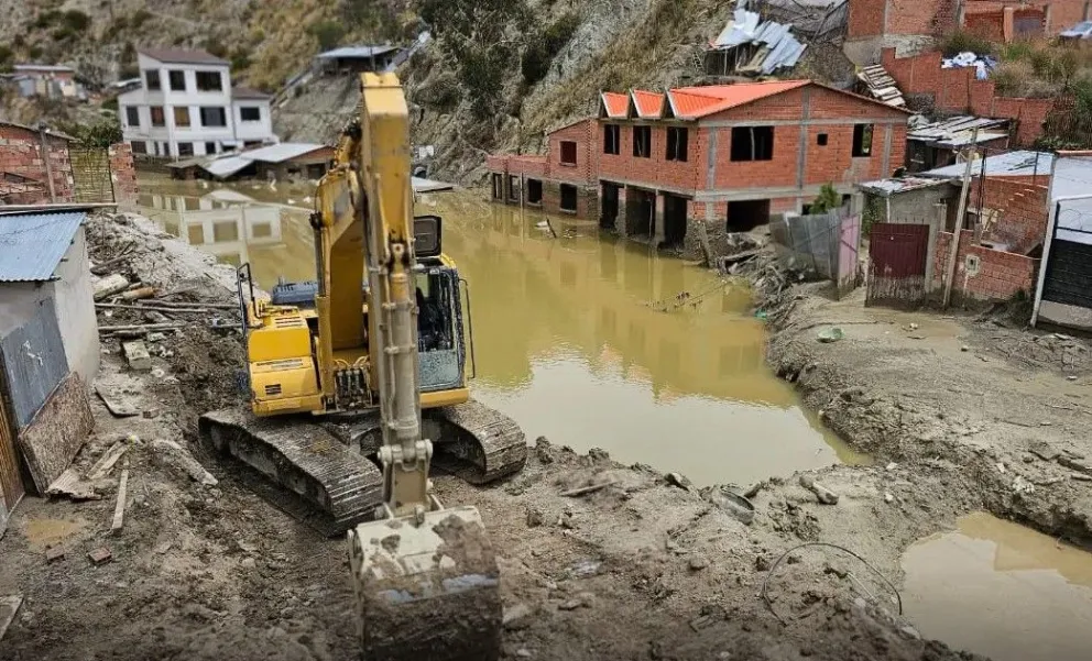 La Alcaldía de La Paz desplazó maquinaria a Bajo Llojeta para limpiar el lodo. Foto: AMUN