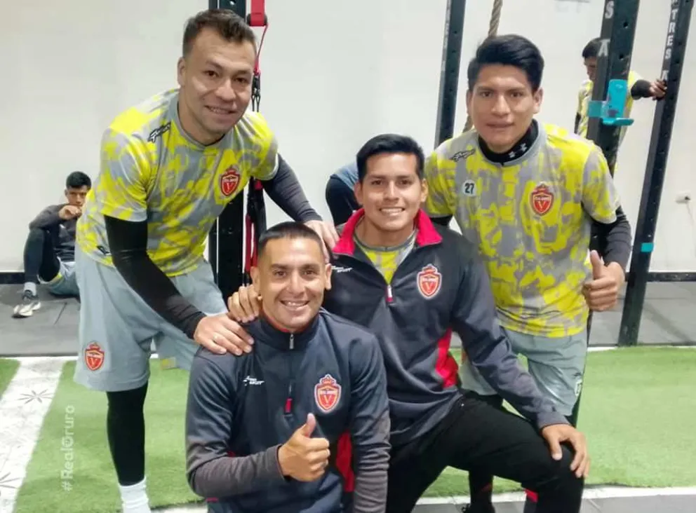 Los jugadores de Real Oruro en el cierre de entrenamientos. Foto: TRO
