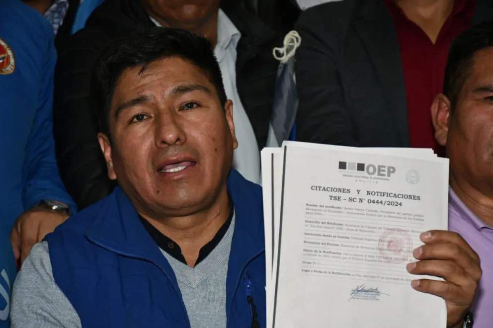 El "arcista" Grover García, presidente del MAS; muestra la resolución del TSE que reconoce la directiva que lidera. Foto: APG