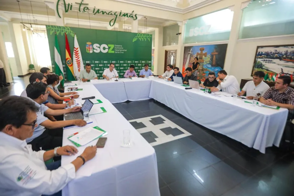 La reunión de los gobernadores y equipos técnicos de los gobiernos departamentales en la ciudad de Santa Cruz. Foto: Gobernación de Santa Cruz