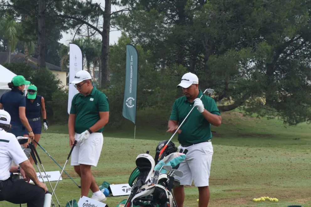 Dos golfistas nacionales previo a su competencia. Foto: Federación Boliviana de Golf.