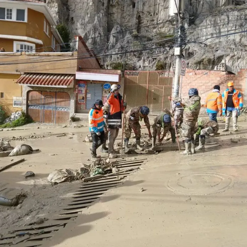 Personal de la Alcaldía de La Paz limpia las calles de Bajo Llojeta, que fueron anegadas por la mazamorra. Foto: AMUN