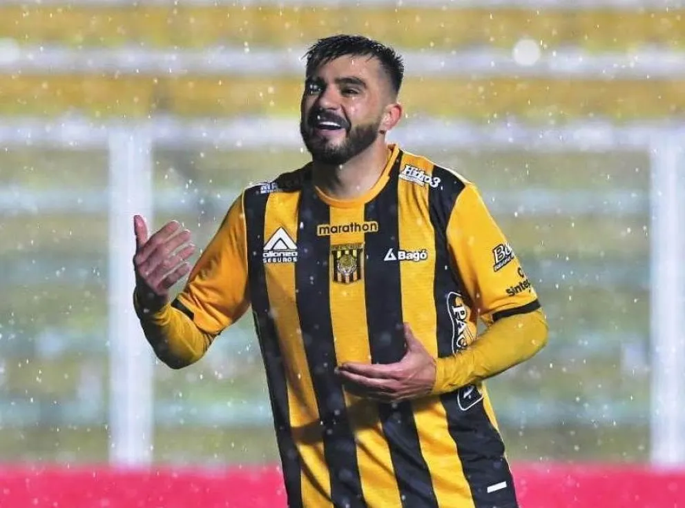 El argentino Enrique Triverio celebra la conquista que anotó en el primer tiempo. Foto: APG