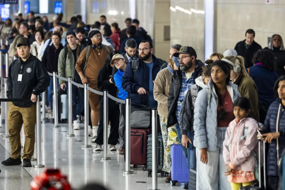 Pasajeros en fila en el Aeropuerto Nacional Ronald Reagan de Arlington, Virginia. Foto: EFE