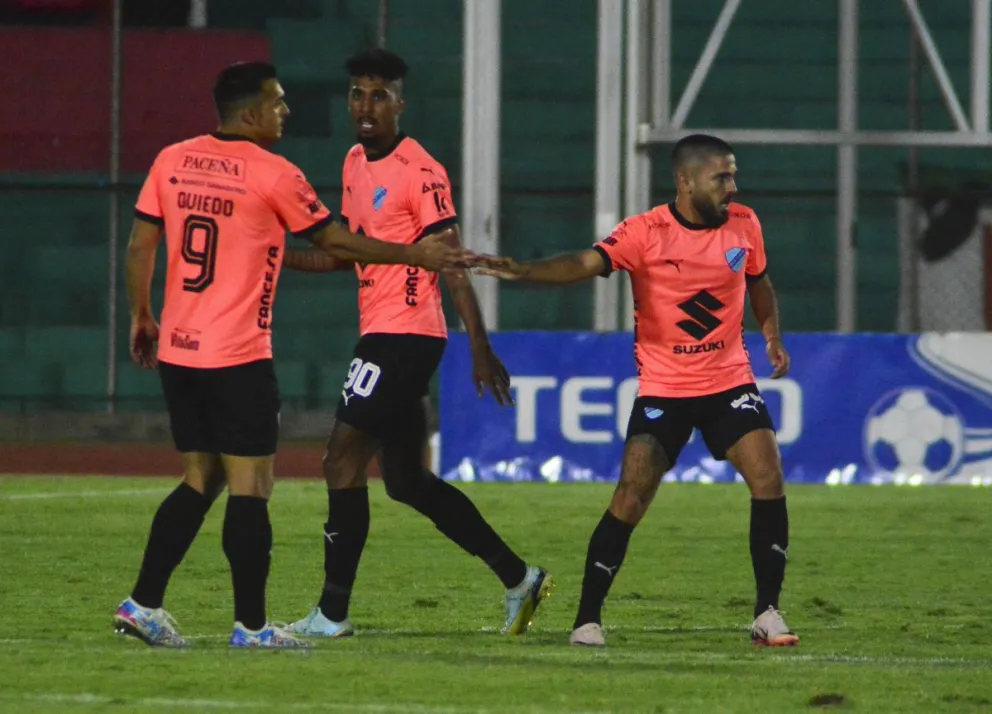 Los jugadores de Bolívar en el compromiso que empataron a dos goles con Real Tomayapo. Foto: APG