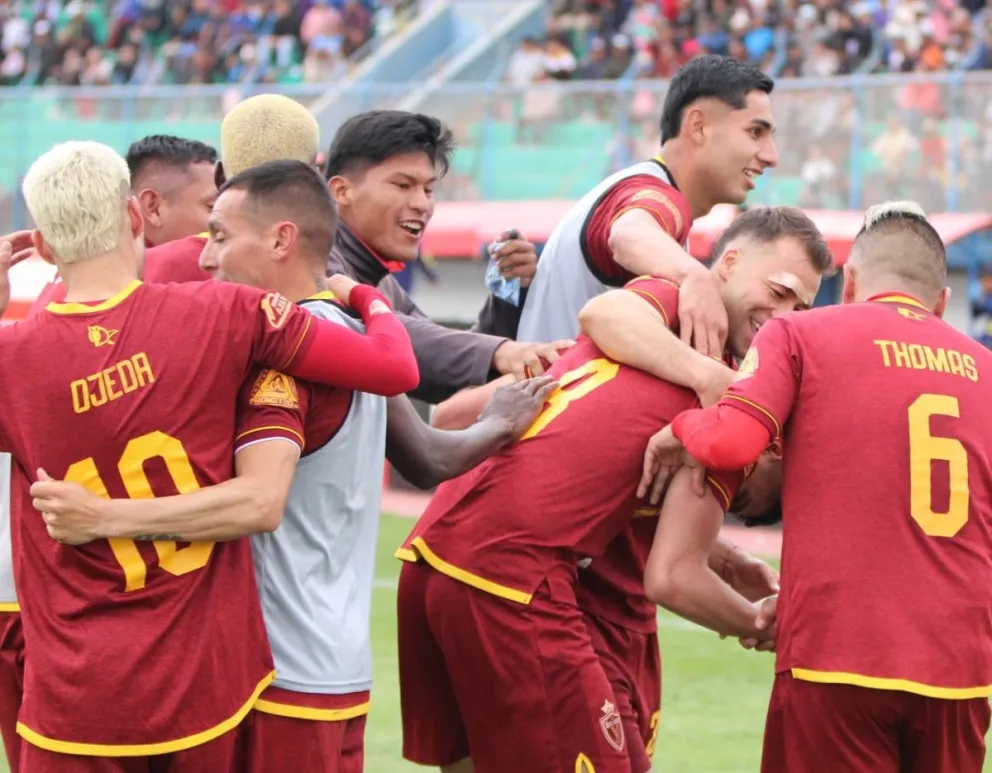 El festejo del equipo orureño por el gol de Ojeda (10). Foto: APG 