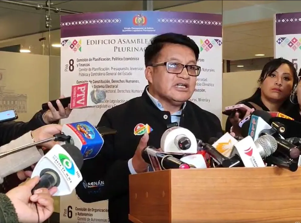 Renán Cabezas en conferencia. FOTO: Captura Radio Kawsachun Coca