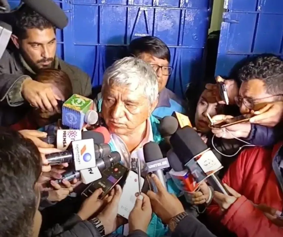 El alcalde de La Paz, Iván Arias, conversó con los medios luego de salir de la Fiscalía. Foto: GAMLP