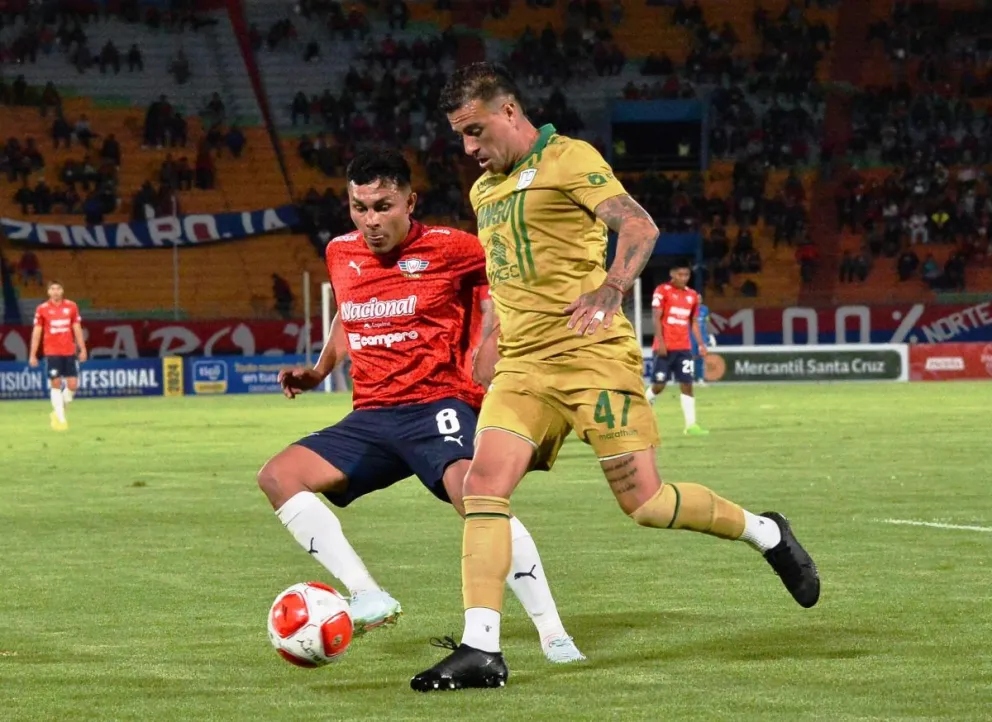 Una incidencia del encuentro que empataron refineros y aviadores en Cochabamba. Foto: APG