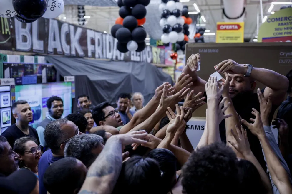 Personas compran televisores en un supermercado en el Black Friday, este jueves, en Sao Paulo. Foto: EFE