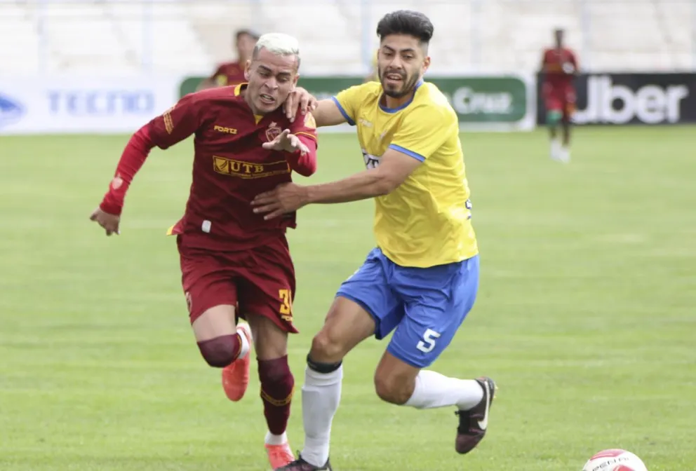 Una incidencia de la final que protagonizaron ABB y Real Oruro, en el Bermúdez. Foto: APG