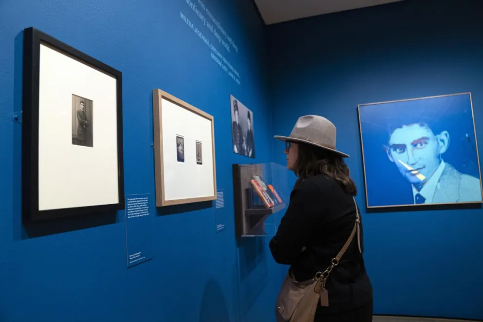 Una mujer visita la exposición "Franz Kafka", en la Morgan Library and Museum, en Nueva York (Estados Unidos). Foto: EFE