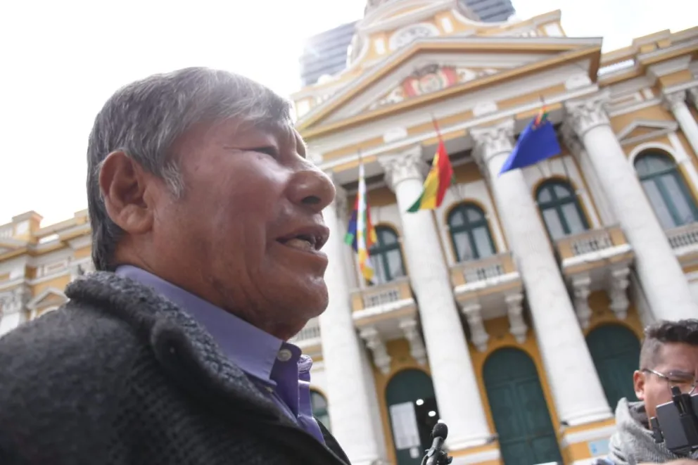 Román Loayza mientras declara a los medios, este viernes.  Foto: Captura de video