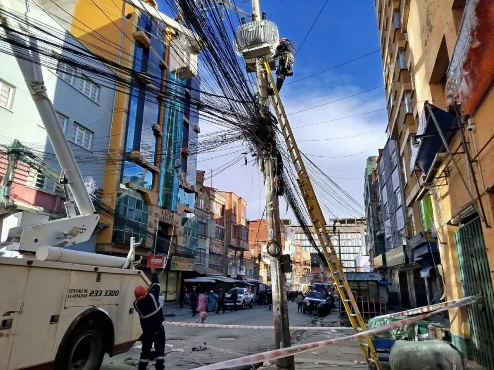 Técnicos de DELAPAZ y la Alcaldía durante el operativo eléctrico. Fotos: GMALP y DELAPAZ