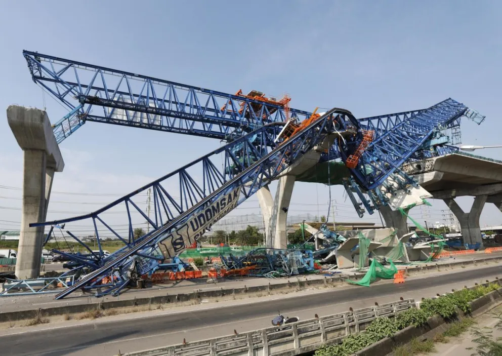 El lugar del accidente en la autopista elevada al oeste de Bangkok. Fotos: EFE