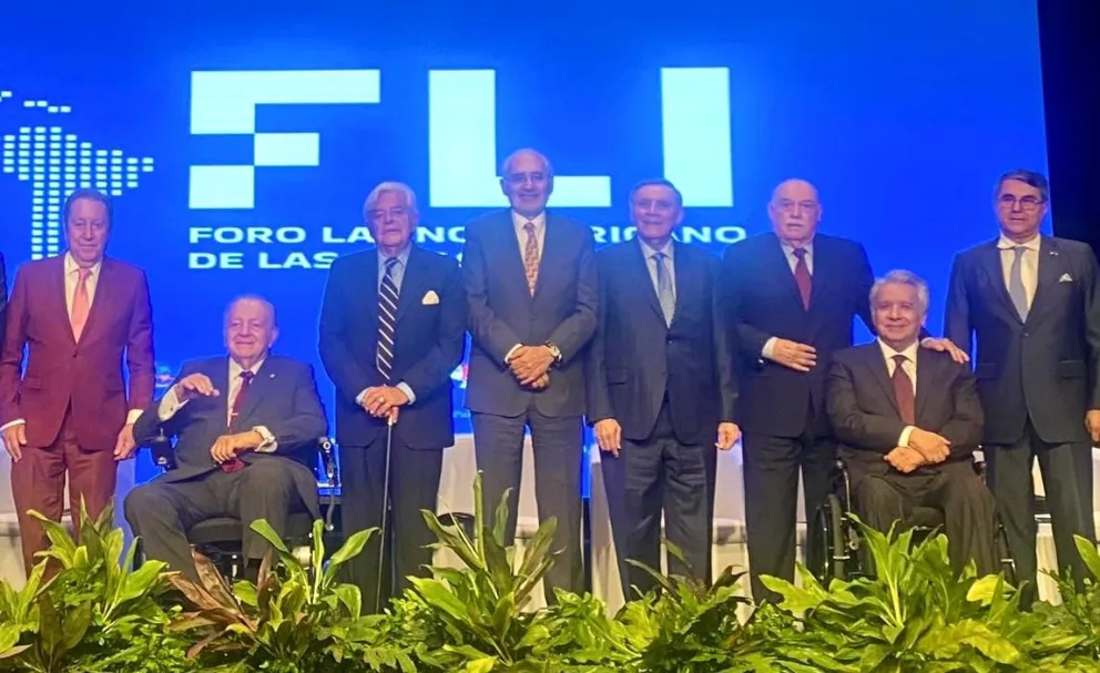 Carlos Mesa junto a otros asistentes al foro latinoamericano. Foto: CC