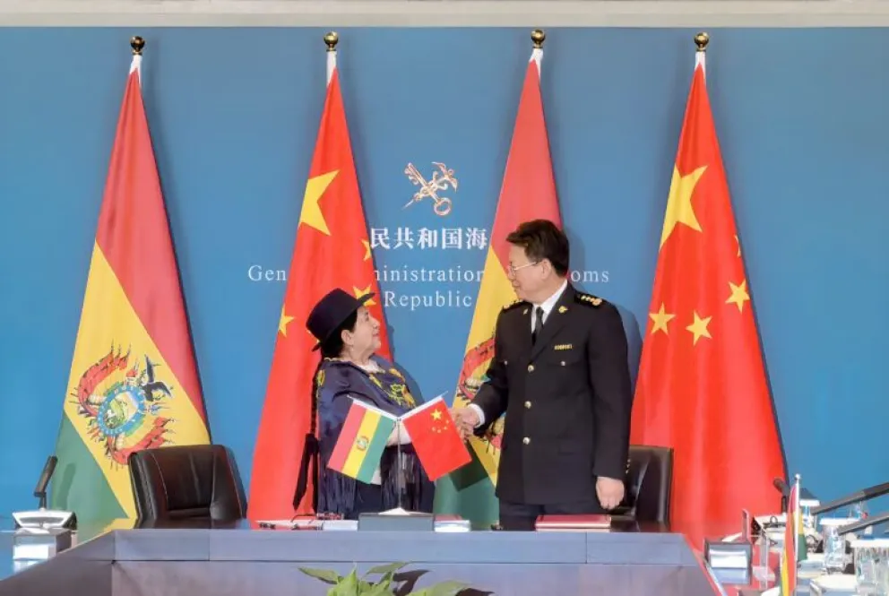 La canciller Celinda Sosa con el viceministro de Comercio de China, Yu Jianhua. Foto: MRREE