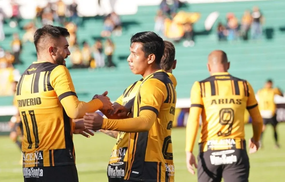 Enrique Triverio (11), autor de un doblete en el 1-4 a Independiente en 2023, es felicitado por Jeyson Chura. Foto: APG