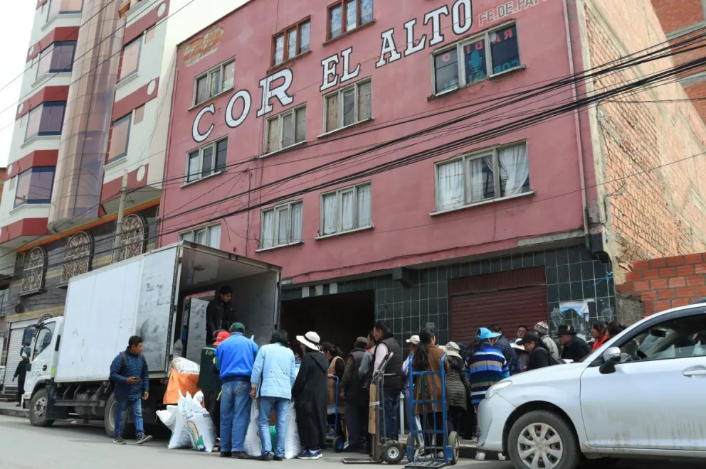 Personas hacen fila en la COR para adquirir los productos. Fotos: APG