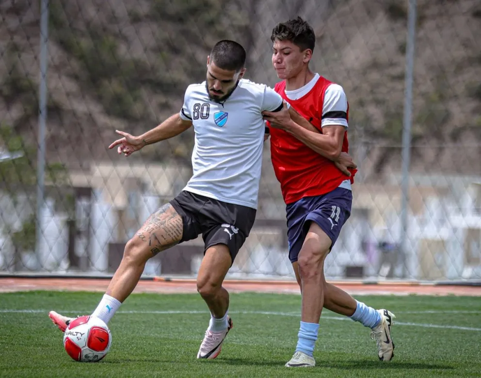 Carlos Melgar protege el balón en un entrenamiento de los celestes. Foto: CB