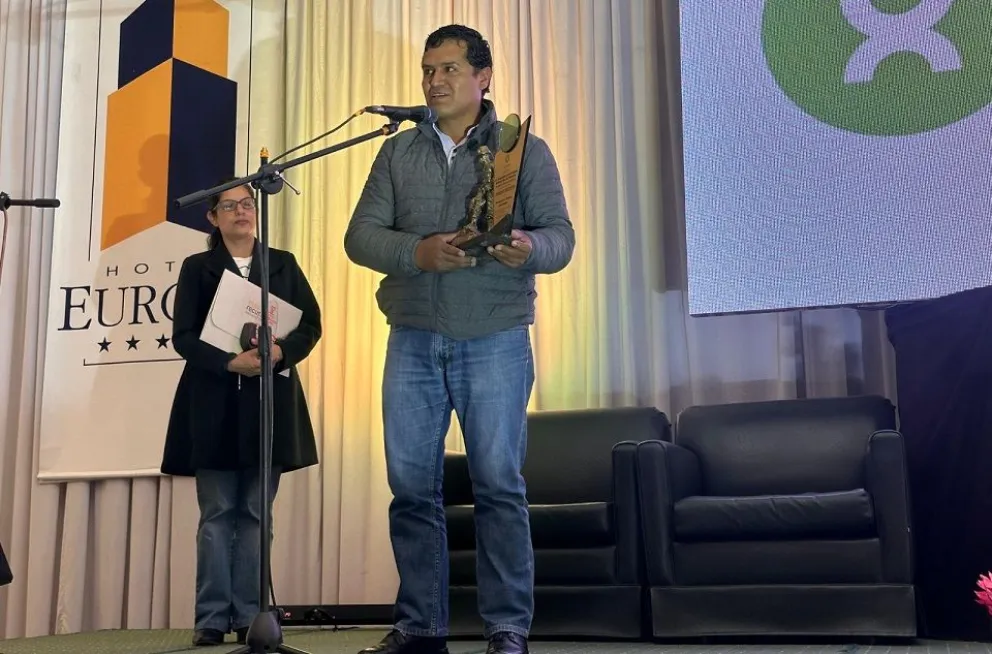 El alcalde de Atocha recibe el galardón. Foto: Proyecto "Mujeres, tus derechos en el presupuesto"