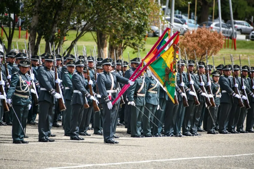 Los militares que se jubilan con el 100% de sus ingresos, están en la mira de ser excluidos de la Renta Dignidad. Foto ABI