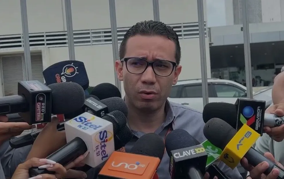 El fiscal departamental de Santa Cruz, Alberto Zeballos, declara a los periodistas. Foto: captura