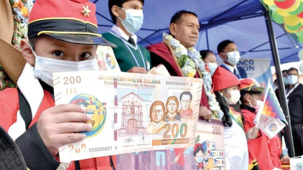 Un niño muestra un billete gigante de Bs 200. Foto: La Patria