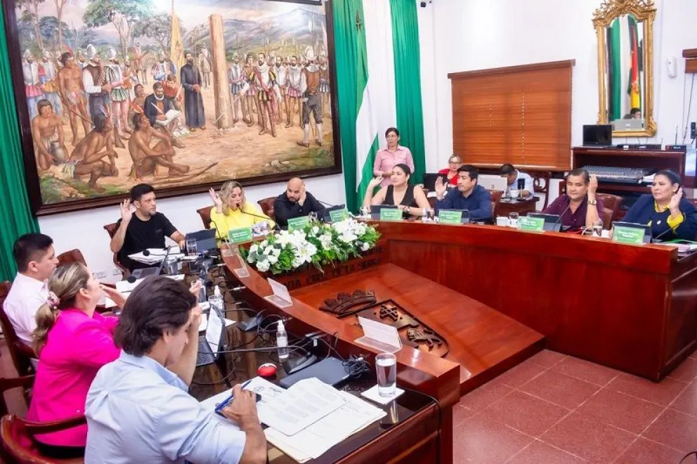 El Concejo Municipal de la ciudad de Santa Cruz reunido para tratar la demanda de ajuste de tarifas del transporte público. Foto: Concejo Municipal