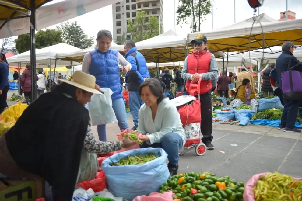 Compradores y vendedores en el Mercado del Bien Común que se realizó en la plaza Villarroel. FOTO: AMUN