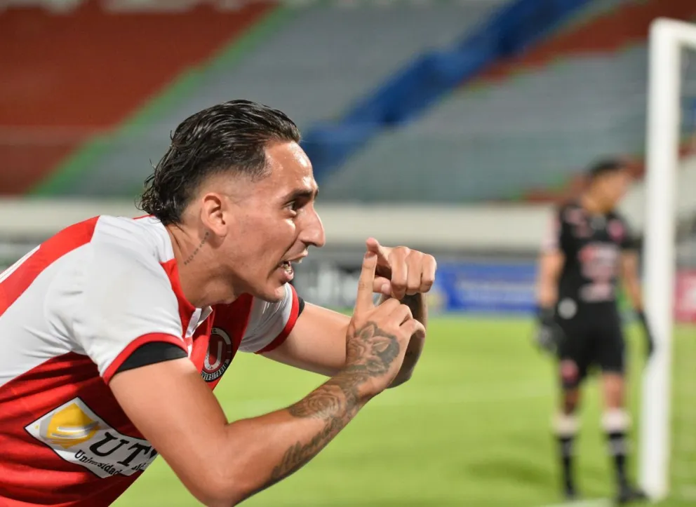 El colombiano Rodrigo Llano celebra su gol, el del triunfo de Universitario. Foto: APG