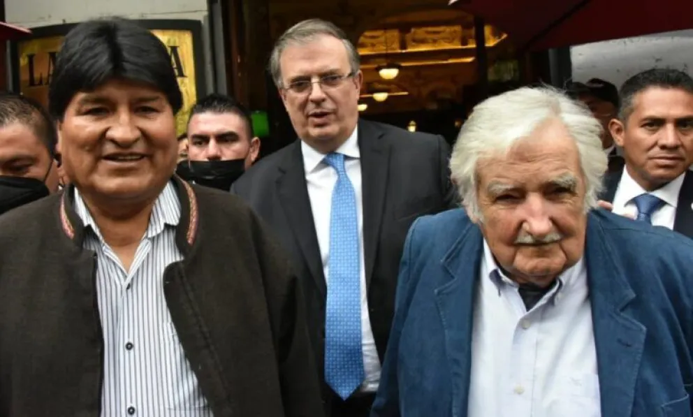 El expresidente Morales, junto a Pepe Mujica. Foto: @m_ebrard