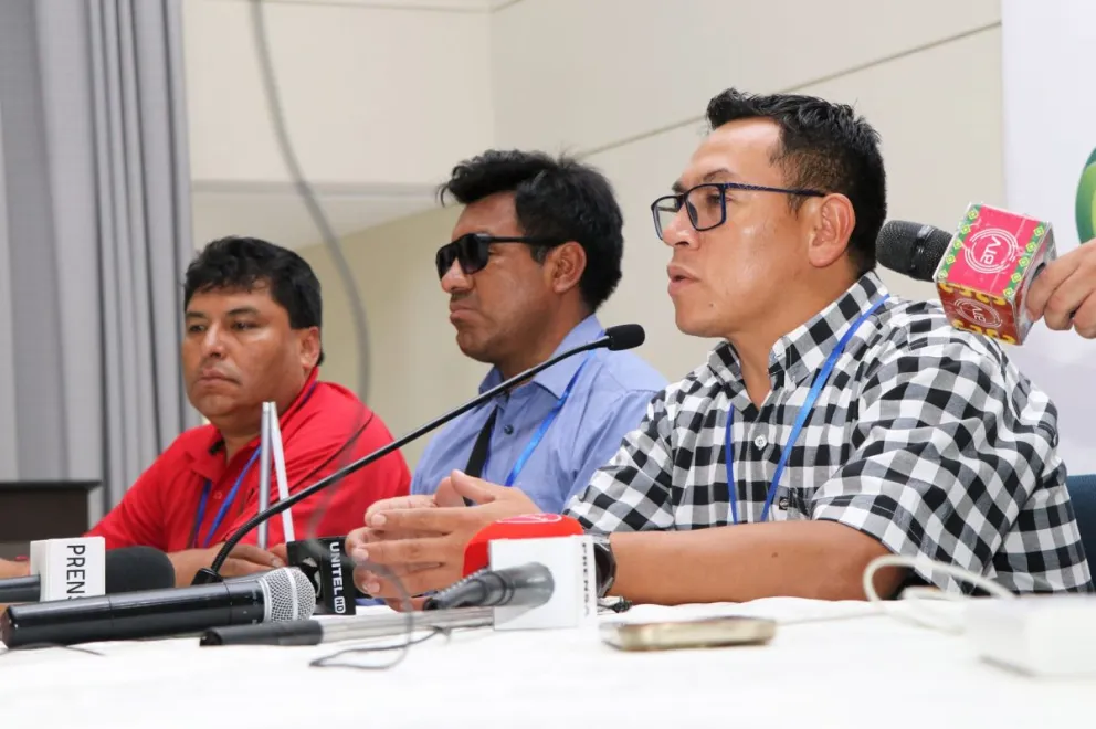 William Mendoza, presidente del presídium del congreso educativo, realizado en Tarija, declara a la prensa. Foto: Ministerio de Educación
