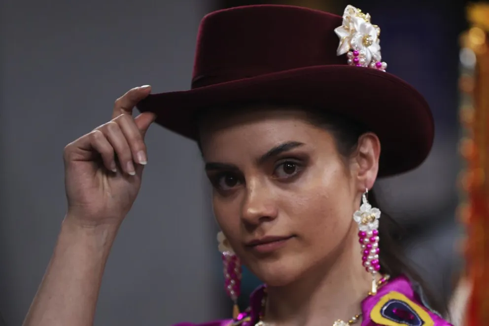 Una mujer posa durante el desfile 'Apthapi de Moda' este viernes en La Paz. Foto: EFE