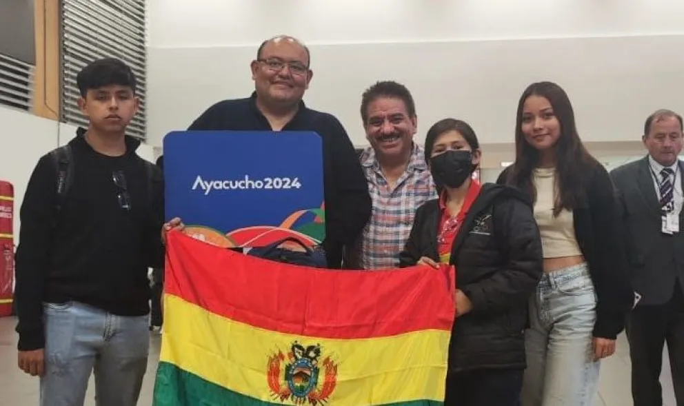 Ticona (izq.), Zambrana, Monroy, Molina y Yépez, ya se encuentran en Ayacucho. Foto: Federación Boliviana de Ajedrez.