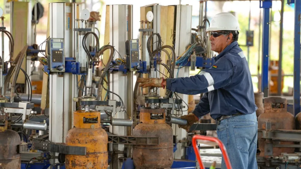 Personal de la estatal petrolera envasa garrafas de gas. Foto: YPFB