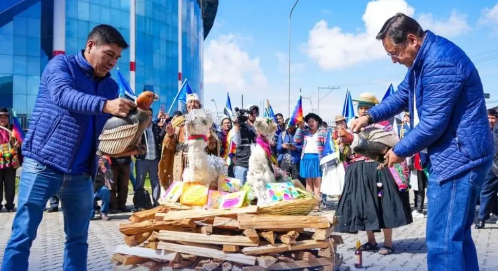 Con una ofrenda a la Pachamama, García y Arce celebraron el nuevo ciclo del MAS.   Foto: MAS-IPSP
