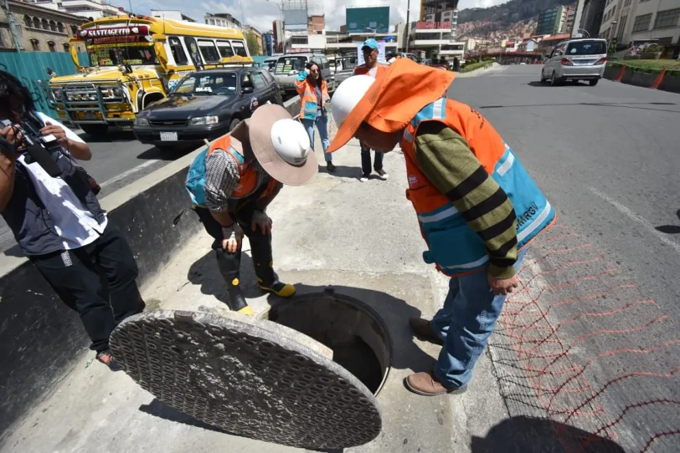 Obreros de la Alcaldía ultiman los detalles de la obra. Fotos: Alcaldía de La Paz