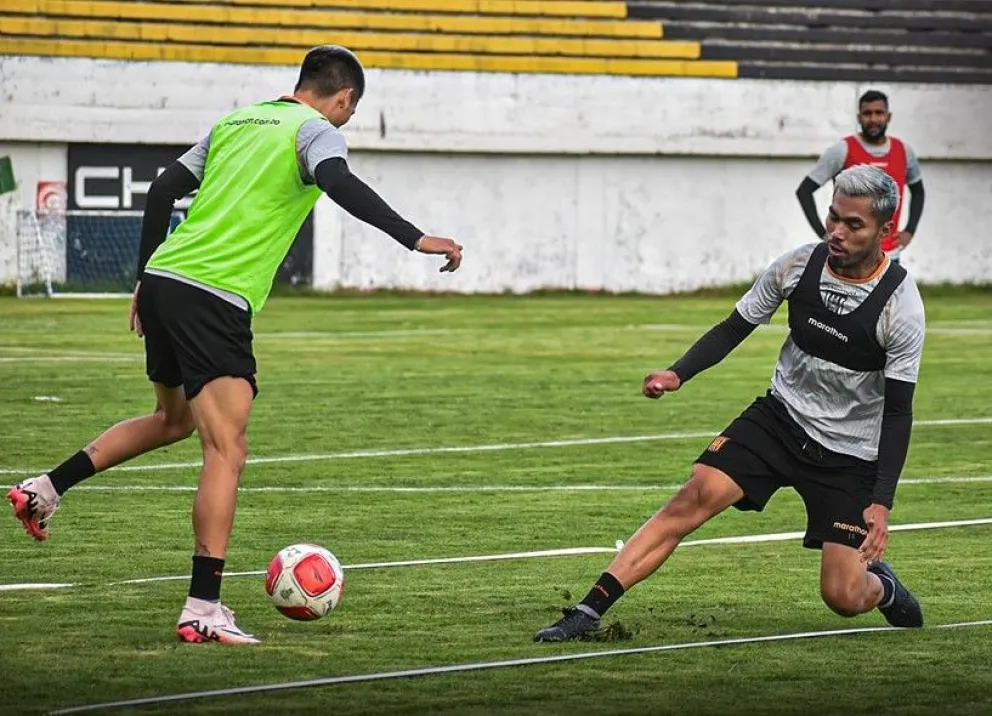 Sotomayor (izq.) trata de superar la marca de Cuéllar en una de las últimas prácticas del Tigre. Foto: Club The Strongest