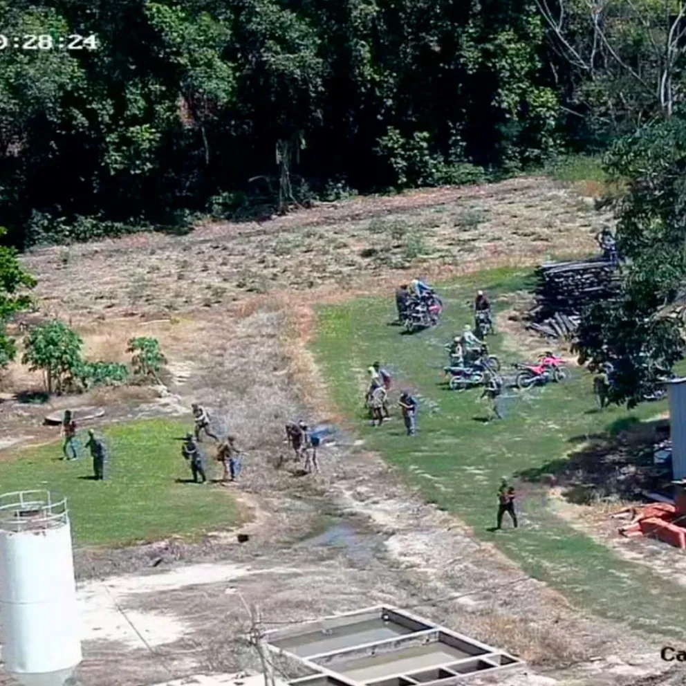 Los avasalladores retomaron la invasión al predio, la mañana de este sábado. Foto: Unitel
