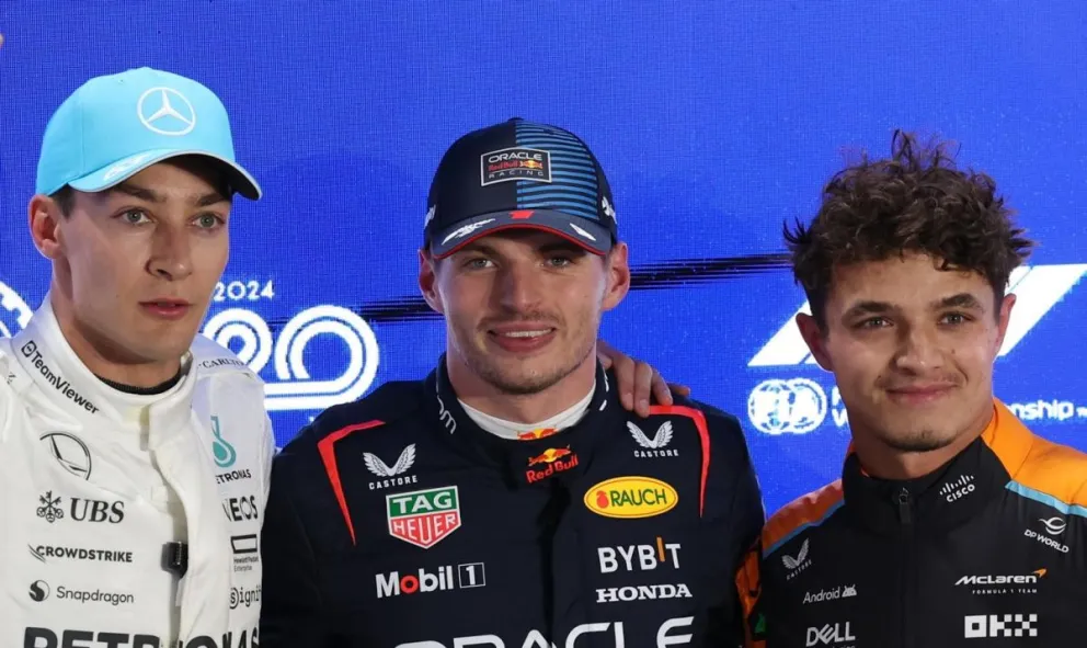 Max Verstappen (centro), piloto de Red Bull, junto George Russell (Mercedes) y Lando Norris (McLaren). Foto: EFE